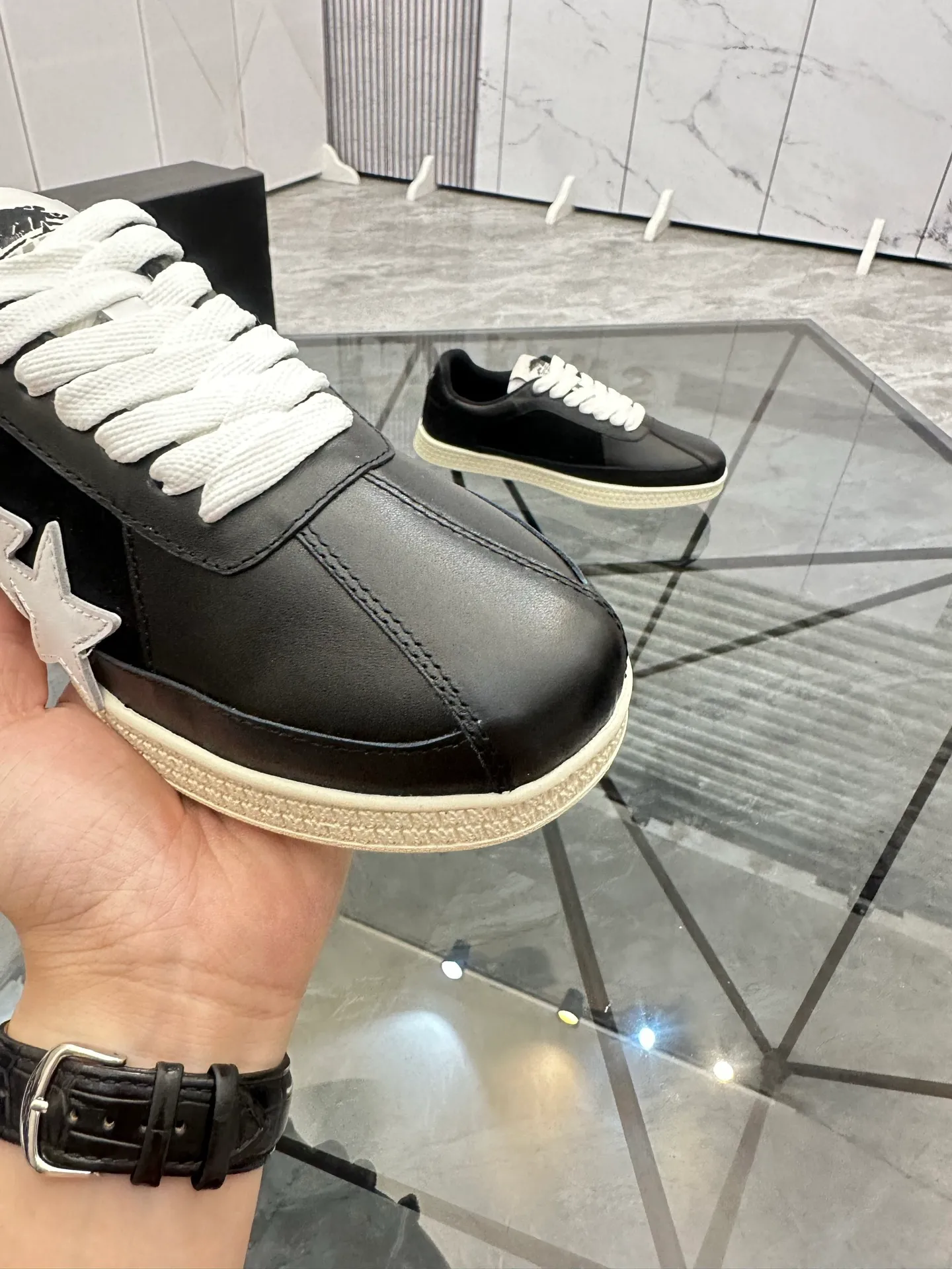Men's shoes: 💰P420¥ Product trademark: AMIRI* "Amir*" low-top casual shoes Regular size: 38-45 (can be customized to 46) Product material: imported cowhide upper, breathable lining, original outsole. Number: 001